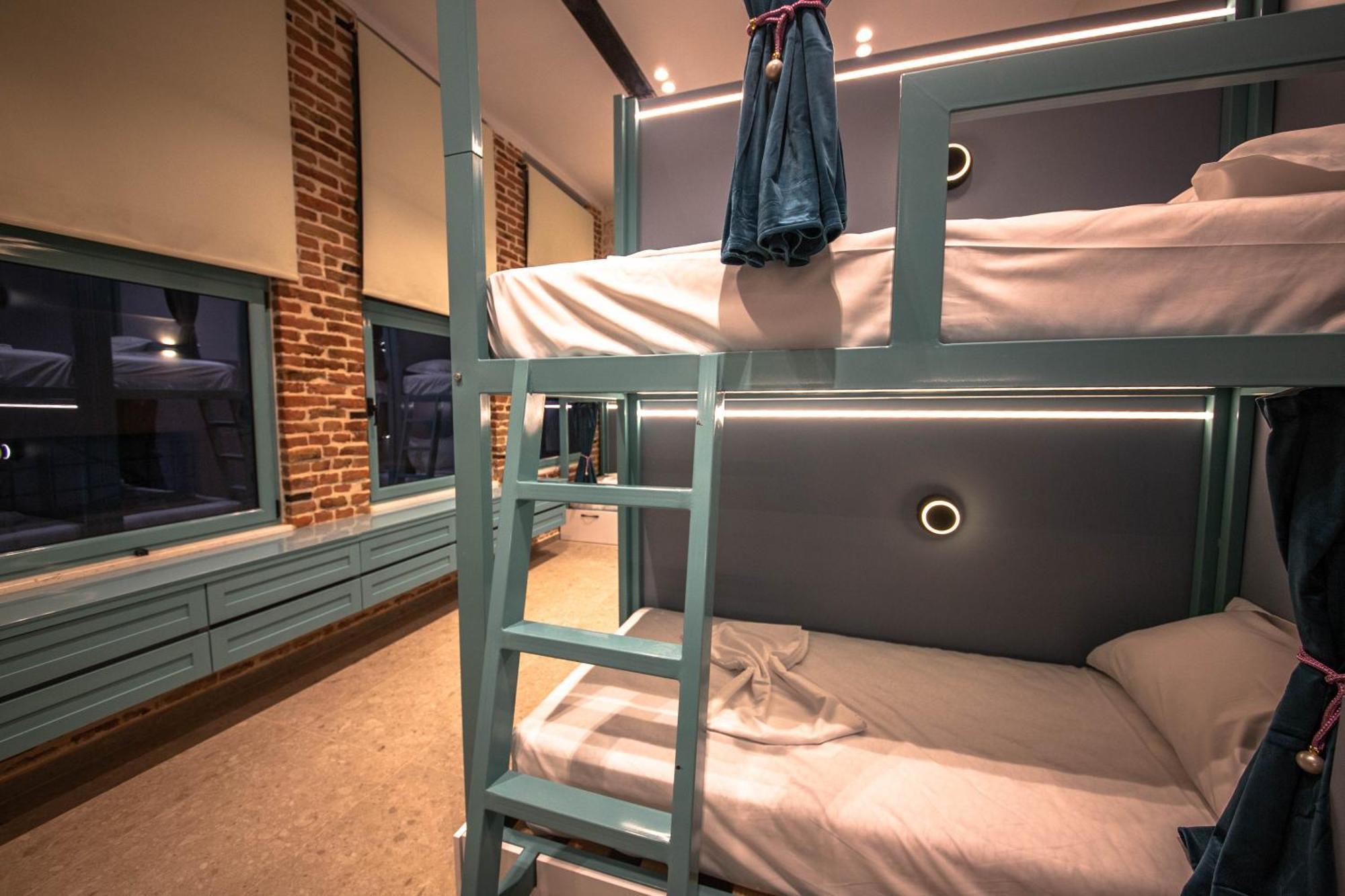 Vega 43 Hostel Sarandë 外观 照片